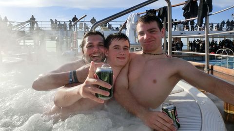 Fabian (Mitte) und Andreas (rechts), beide 19, feierten auf der "Full Metal Cruise" vor allem im Whirlpool - der Mann links sogar sieben Stunden am Stück.