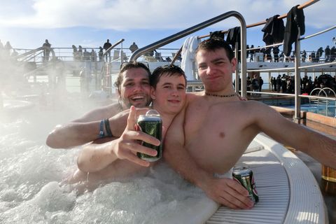 Fabian (Mitte) und Andreas (rechts), beide 19, feierten auf der "Full Metal Cruise" vor allem im Whirlpool - der Mann links sogar sieben Stunden am Stück.