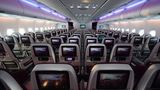 Ein Bildschirm für jeden Fluggast in iPad-Größe: In der Economy Class des Hauptdecks dominiert ebenfalls die Farbe Aubergine. Hier finden 405 Passagiere Platz, bei der Konkurrenz wie Lufthansa sind es 420 oder bei Thai Airways 435 Sitze. Qatar wird dem neuen Flaggschiff erstmals am 10. Oktober von Doha nach London fliegen. Bis Ende des Jahres werden noch weitere drei von insgesamt zehn bestellten Airbus A380 übernommen und im Liniendienst nach London und Paris zum Einsatz kommen.