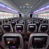 Ein Bildschirm für jeden Fluggast in iPad-Größe: In der Economy Class des Hauptdecks dominiert ebenfalls die Farbe Aubergine. Hier finden 405 Passagiere Platz, bei der Konkurrenz wie Lufthansa sind es 420 oder bei Thai Airways 435 Sitze. Qatar wird dem neuen Flaggschiff erstmals am 10. Oktober von Doha nach London fliegen. Bis Ende des Jahres werden noch weitere drei von insgesamt zehn bestellten Airbus A380 übernommen und im Liniendienst nach London und Paris zum Einsatz kommen.