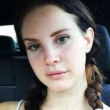 Lana Del Rey ist für ihr aufwändiges Make-up im Sixties-Look bekannt und gilt nicht gerade als natürliche Schönheit. Gerüchte über kosmetische Eingriffe - besonders an ihren Lippen - dementiert die Amerikanerin jedoch stets. Auf Instagram zeigte sie sich jetzt fast ungeschminkt, nur etwas Wimperntusche und Lipgloss sind aufgelegt.