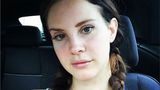 Lana Del Rey ist für ihr aufwändiges Make-up im Sixties-Look bekannt und gilt nicht gerade als natürliche Schönheit. Gerüchte über kosmetische Eingriffe - besonders an ihren Lippen - dementiert die Amerikanerin jedoch stets. Auf Instagram zeigte sie sich jetzt fast ungeschminkt, nur etwas Wimperntusche und Lipgloss sind aufgelegt.