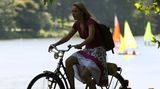 Sobald die Sonne scheint, ist die Fahrradsaison eröffnet. Dann wird es Zeit, über einen Drahtesel nachzudenken. Ein neues Rad muss nicht unbedingt teuer sein, brauchbare Markenräder gibt es schon für 500 Euro. Ein Neukauf kann sogar vernünftiger sein, als aufwändige Reparaturen an einem alten Rad, das Schäden an Lagern und Lichtanlage aufweist. Wer sparen will, muss sein Glück nicht im Baumarkt suchen. Im Frühjahr werden Vorjahresmodelle auch bei Fachhändlern billiger angeboten. Aber: Rad ist nicht gleich Rad. Damit die Wahl des richtigen Modells nicht zur Qual wird, stellen wir Ihnen die wichtigsten Fahrradtypen vor und erklären, für wen diese geeignet sind.  Für eine vernünftige Auswahl müssen Sie einschätzen, was Sie mit dem Rad machen möchten und können. Die eigene Sportlichkeit wird gern überschätzt. Fitness muss man langsam aufbauen und zwar mit einem Alltagsrad. Echte Sporträder erfordern bereits eine gewisse Kondition. Schon die Haltung basiert darauf, dass Sie auf Ihren Beinen stehen und nicht auf dem Po sitzen. Wer das nicht lange durchhält, beklagt sich schnell über den unbequemen Sattel und den zu flachen Lenker. Obendrein ist ein ausgesprochenes Sportrad nicht unbedingt alltagstauglich.   Typische Alltagsräder für jeden Zweck sind dagegen Trekkingräder oder Cityräder mit ihrem tiefen Einstieg. Trekkingräder sind durchaus auch für längere Radtouren geeignet, Cityräder eher für kurze Entfernungen.   Als Alternative gibt es auch immer mehr Elektroräder. Sie sehen inzwischen sehr viel dynamischer aus, als noch vor einigen Jahren und sind technisch ausgereift. Mit der Hilfe eines Elektromotors kann jeder die Lücke zwischen seinen Tourenwünschen und den eigenen Möglichkeiten schließen. Mit einem leistungsstarken und entsprechend teuren Akku eignen sich diese Räder auch für lange Touren. Reichweiten von bis zu 180 Kilometern sind mit einer Aufladung möglich.  Denken Sie beim Kauf daran: Von jedem Radtypen gibt es zusammengeschusterte Billigangebote und solide Markenräder. Wer sich nur hin und wieder auf das Rad schwingt, für den reicht ein günstiges Modell. Alle, die viel Radfahren wollen, sollten Wert auf Qualität legen.