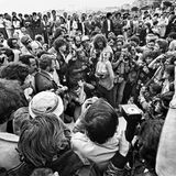 1980 besuchte der Fotofgraf das Filmfestival in Cannes. Dabei entstand diese Aufnahme einer knapp bekleideten Frau, die von zumeist fotografierenden Männern umringt ist.