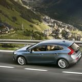 Erstmals in der Geschichte wird ein Auto einen Airbag für Fußgänger haben – serienmäßig. Das Luftkissen verbirgt sich unterhalb der Scheibenwischer