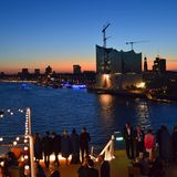 Und bis in den späten Abend feiern die Gäste. Am Freitag, den 13. Juni, bricht das Schiff zur seiner Jungfernfahrt auf: Von Hamburg geht es über Le Havre, Lissabon und Cádiz nach Mallorca. In den Sommermonaten wird "Mein Schiff 3" ab Malta im Mittelmeer unterwegs sein. Die meisten Reisen sind schon ausgebucht.