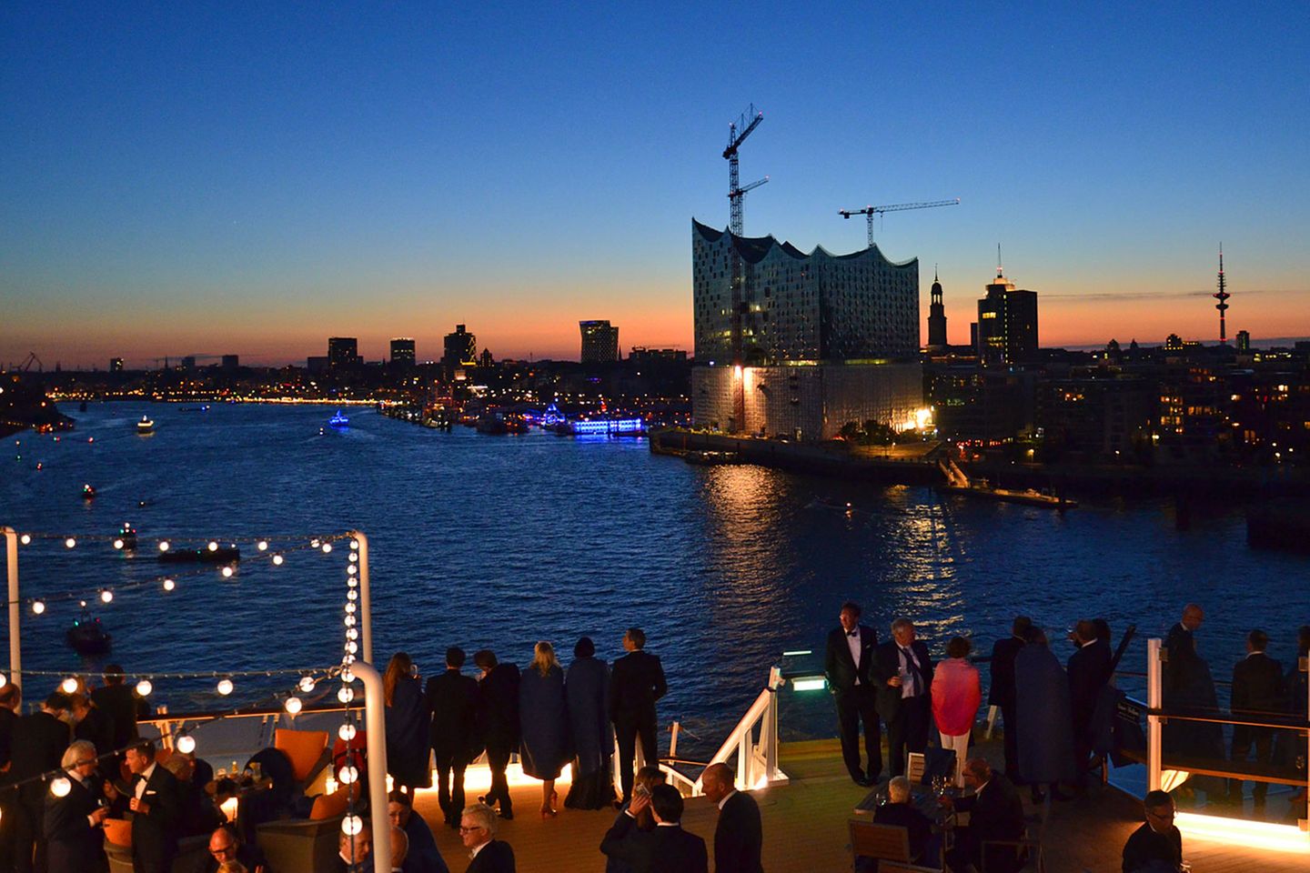 Und bis in den späten Abend feiern die Gäste. Am Freitag, den 13. Juni, bricht das Schiff zur seiner Jungfernfahrt auf: Von Hamburg geht es über Le Havre, Lissabon und Cádiz nach Mallorca. In den Sommermonaten wird "Mein Schiff 3" ab Malta im Mittelmeer unterwegs sein. Die meisten Reisen sind schon ausgebucht.