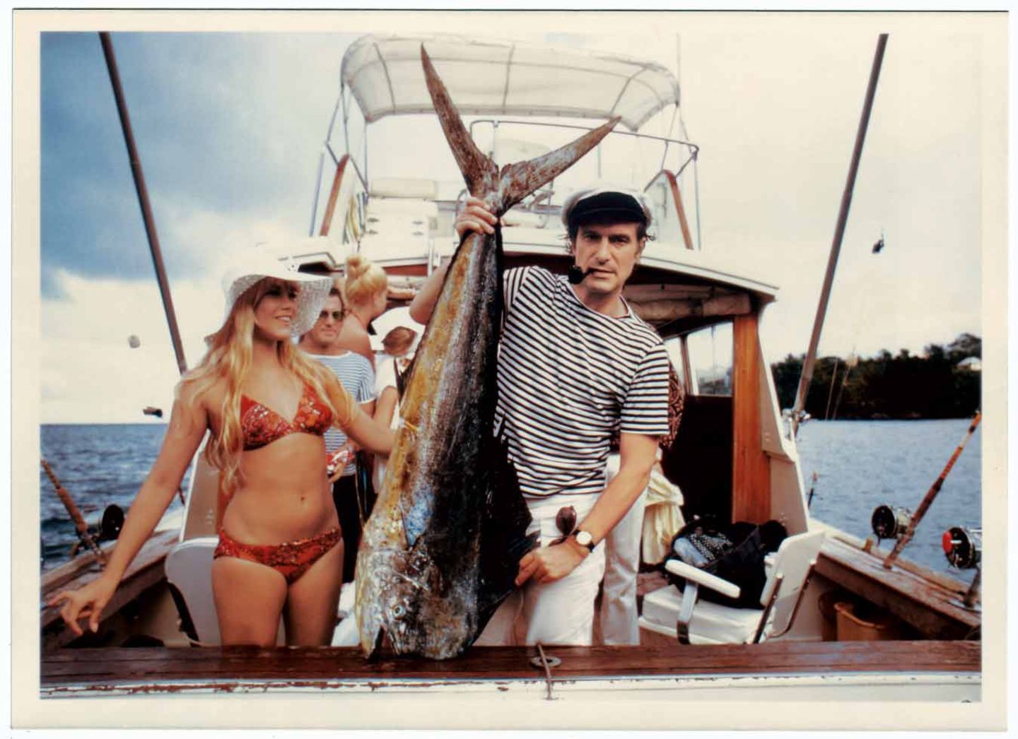 In bester Hemingway-Manier: Hefner verstand sich schon früh auf Posen. Ein Boot, eine Frau (Barbi Benton) und ein dicker Fisch sind die Statussymbole des "Playboy"-Gründers, der sich schon damals als Marke verstand.