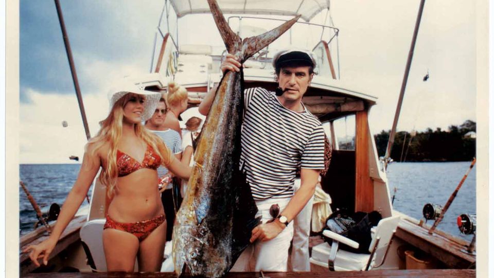 In bester Hemingway-Manier: Hefner verstand sich schon früh auf Posen. Ein Boot, eine Frau (Barbi Benton) und ein dicker Fisch sind die Statussymbole des "Playboy"-Gründers, der sich schon damals als Marke verstand.