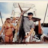 In bester Hemingway-Manier: Hefner verstand sich schon früh auf Posen. Ein Boot, eine Frau (Barbi Benton) und ein dicker Fisch sind die Statussymbole des "Playboy"-Gründers, der sich schon damals als Marke verstand.