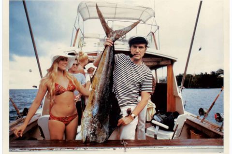 In bester Hemingway-Manier: Hefner verstand sich schon früh auf Posen. Ein Boot, eine Frau (Barbi Benton) und ein dicker Fisch sind die Statussymbole des "Playboy"-Gründers, der sich schon damals als Marke verstand.