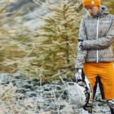 Majola bietet Radkleidung an, die am wenigsten nach Tour de France aussieht. Die Stücke erinnern in der Form an Skatewear und Freeride-Bekleidung, wirken durch den verspielten Alpenschick nicht so martialisch.   Die Primaloft Alltagskapuzenjacke ist wasserabweisend und hält auch bei niederen Temperaturen trocken und warm. Ihr Bonus ist: Sie kann gewendet werden. Dann zeigt sie statt des blumigen Musters eine Zweifarbenoptik. Die Bike-Short ist absolut regenfest und hat zeigt den typischen Maloja-Schriftzug über dem Hintern.