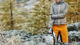 Majola bietet Radkleidung an, die am wenigsten nach Tour de France aussieht. Die Stücke erinnern in der Form an Skatewear und Freeride-Bekleidung, wirken durch den verspielten Alpenschick nicht so martialisch.   Die Primaloft Alltagskapuzenjacke ist wasserabweisend und hält auch bei niederen Temperaturen trocken und warm. Ihr Bonus ist: Sie kann gewendet werden. Dann zeigt sie statt des blumigen Musters eine Zweifarbenoptik. Die Bike-Short ist absolut regenfest und hat zeigt den typischen Maloja-Schriftzug über dem Hintern.