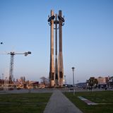 Den Gewerkschaftern aus der Solidarność ist das Denkmal am Hafen gewidmet. Angeführt von Lech Walesa gingen von hier in den 80er Jahren die Demonstrationen für bessere Lebens- und Arbeitsbedingungen der Werftarbeiter aus