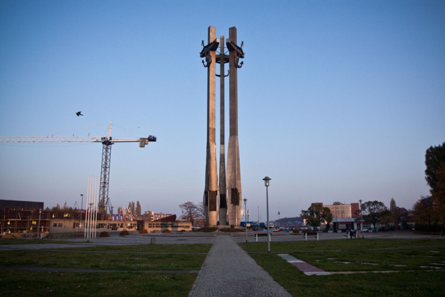Den Gewerkschaftern aus der Solidarność ist das Denkmal am Hafen gewidmet. Angeführt von Lech Walesa gingen von hier in den 80er Jahren die Demonstrationen für bessere Lebens- und Arbeitsbedingungen der Werftarbeiter aus