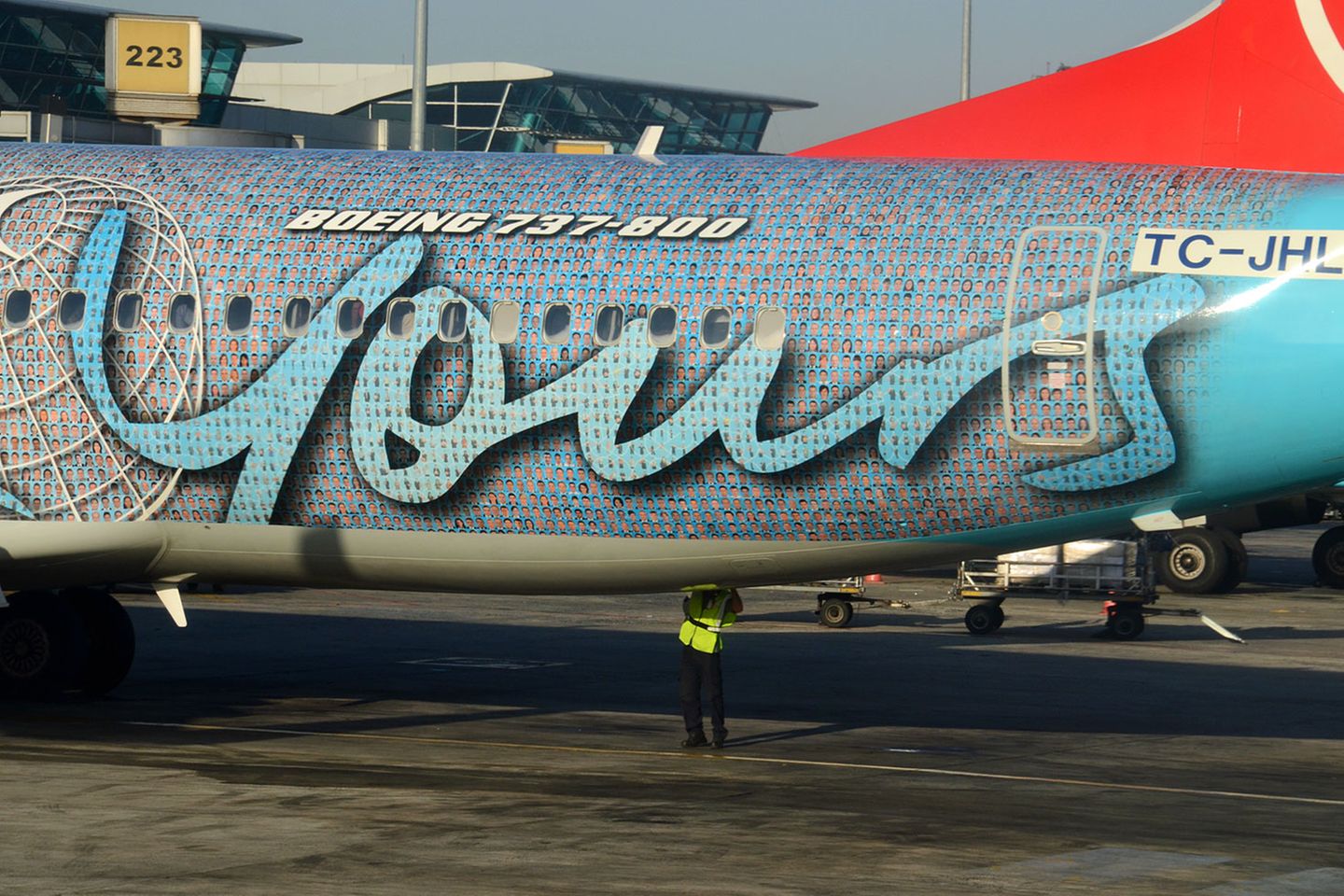 Eine Boeing 737 mit tausenden von Gesichtern: Turkish Airlines ehrt ihre Angestellten auf eine besondere Art. Der Rumpf dieser Maschine ist mit den rund 17.000 Gesichtern aller Mitarbeiter verziert.