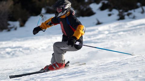 Die Normen, an die sich Hersteller von Skihelmen halten müssen, sind zu gering, kritisiert ein Experte.