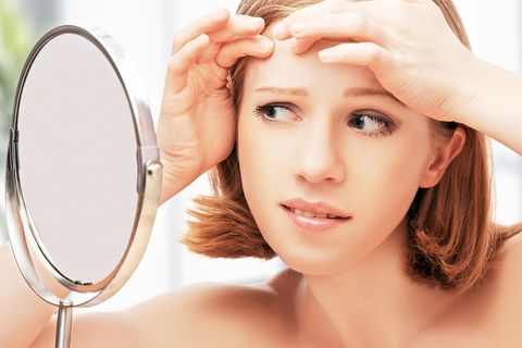 Sind schon erste Falten sichtbar? Viele Frauen streben nach einem Schönheitsideal, das der Wirklichkeit längst nicht mehr entspricht.