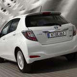 Von den übrigen Versionen unterscheidet sich das Hybrid-Fahrzeug durch eine aerodynamisch optimierte Karosserie. Neuer Kühlergrill, modifizierter Spoiler, schlanke Scheinwerfer mit Tagfahrleuchten in LED-Technik, LED-Heckleuchten unter Klarglasabdeckungen und spezielle Felgen.