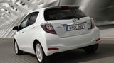 Von den übrigen Versionen unterscheidet sich das Hybrid-Fahrzeug durch eine aerodynamisch optimierte Karosserie. Neuer Kühlergrill, modifizierter Spoiler, schlanke Scheinwerfer mit Tagfahrleuchten in LED-Technik, LED-Heckleuchten unter Klarglasabdeckungen und spezielle Felgen.