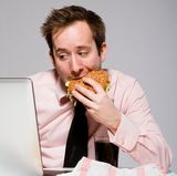 Versuchen Sie, Ihre Mahlzeiten in Ruhe zu genießen - auch in hektischen Zeiten. Wenn Sie schlingen, liegt Ihnen das Essen schwerer im Magen. Das kann Sie zusätzlich belasten.