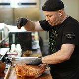 Schon gleichmäßig und von weit oben: Rob streut die Gewürzmischung auf die Schweineschulter.