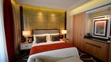 Die Standardzimmer heißen bei Waldorf Astoria Deluxe-Zimmer und haben eine Mindestgröße von 42 Quadratmetern. Einzelne Elemente der Einrichtung wie Stoffe, Vasen oder das Kanapee am Fußende des Bettes wirken wie eine zeitgenössische Interpretation des Art-déco-Stils - das Mutterhaus in New York ist für Berlin das große Vorbild.