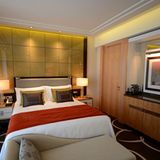 Die Standardzimmer heißen bei Waldorf Astoria Deluxe-Zimmer und haben eine Mindestgröße von 42 Quadratmetern. Einzelne Elemente der Einrichtung wie Stoffe, Vasen oder das Kanapee am Fußende des Bettes wirken wie eine zeitgenössische Interpretation des Art-déco-Stils - das Mutterhaus in New York ist für Berlin das große Vorbild.