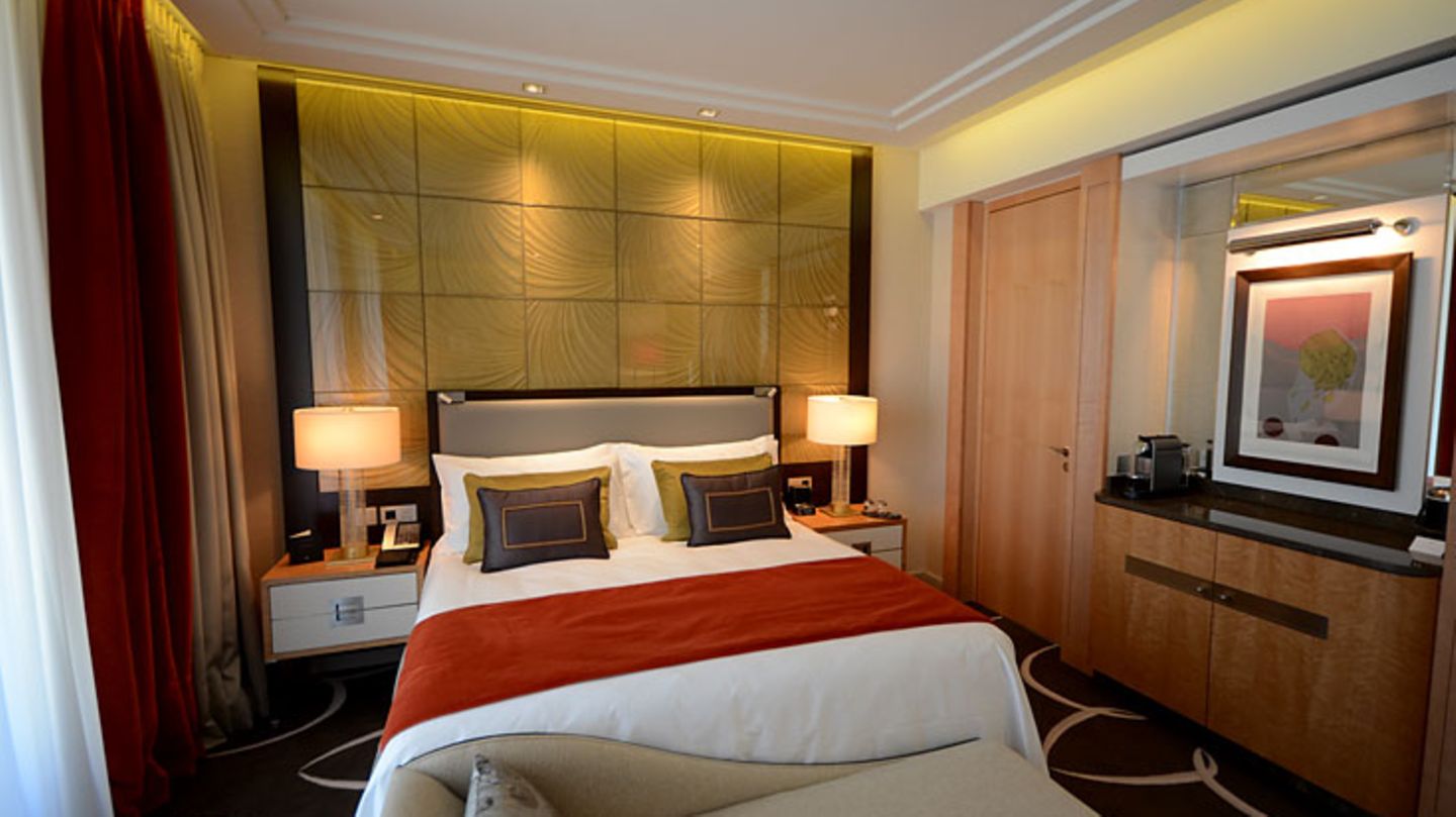 Die Standardzimmer heißen bei Waldorf Astoria Deluxe-Zimmer und haben eine Mindestgröße von 42 Quadratmetern. Einzelne Elemente der Einrichtung wie Stoffe, Vasen oder das Kanapee am Fußende des Bettes wirken wie eine zeitgenössische Interpretation des Art-déco-Stils - das Mutterhaus in New York ist für Berlin das große Vorbild.