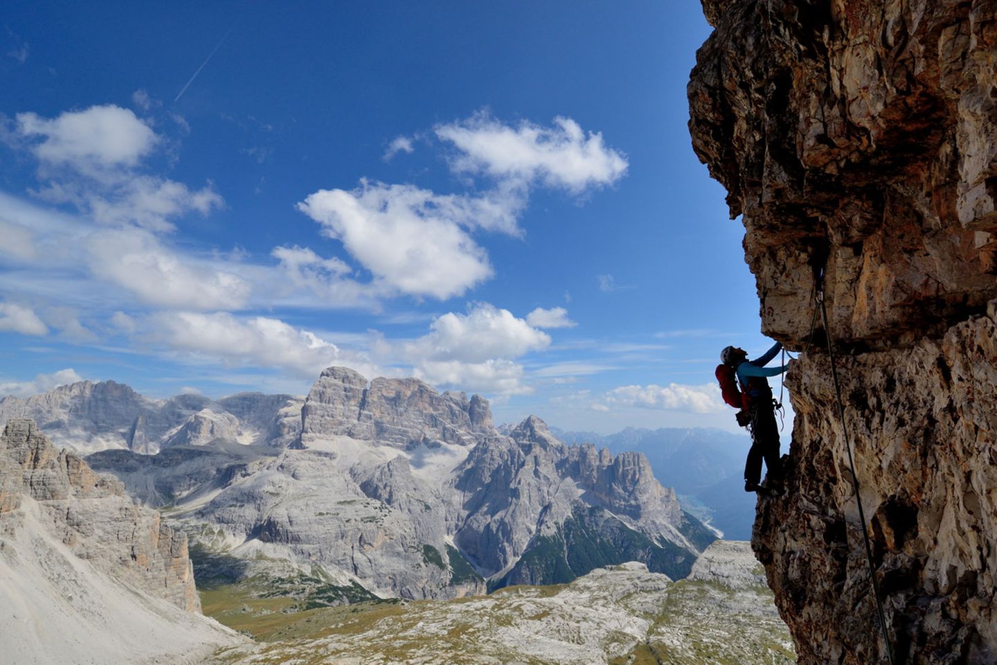 Kleine Zinne: Südkante  Entlanghangeln am senkrechten Fels: Wie in einem Stadion fühlen sich Kletterer an den Drei Zinnen, denn die Bergidylle lockt tägliche Tausende von Zuschauern an. In den luftigen Höhen herrscht aber kein Gedränge. Die berühmte, auch "Gelbe Kante" genannte Südkante der Kleinen Zinne (2857 Meter) bewegt sich im VI. Schwierigkeitsgrad und gilt als luftige Kletterei.
