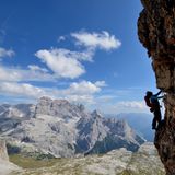 Kleine Zinne: Südkante  Entlanghangeln am senkrechten Fels: Wie in einem Stadion fühlen sich Kletterer an den Drei Zinnen, denn die Bergidylle lockt tägliche Tausende von Zuschauern an. In den luftigen Höhen herrscht aber kein Gedränge. Die berühmte, auch "Gelbe Kante" genannte Südkante der Kleinen Zinne (2857 Meter) bewegt sich im VI. Schwierigkeitsgrad und gilt als luftige Kletterei.