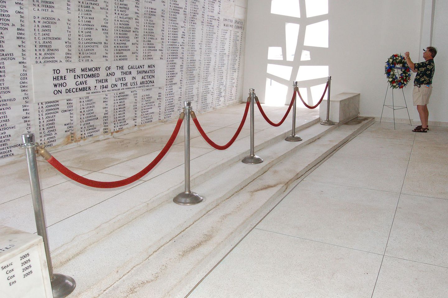 Ponton der Erinnerung  Mit dem Boot geht es zum Wallfahrtsort, der über einem Wrack liegt: der USS Arizona. Eine aus 10.000 Metern Höhe abgeworfene Bombe traf genau die Munitionskammer des Schlachtschiffes. Der graue Stahlkoloss sank innerhalb weniger Minuten. Heute noch mäandert ein Ölfilm auf der Wasseroberfläche, durch die einige verrostete Aufbauten ragen. Die Besucher der darüber errichteten Gedenkstätte starren schweigend auf die Wand mit den Namen: 1177 Soldaten kamen beim Untergang ums Leben. Keiner sagt etwas, nur die Fotohandys klicken.