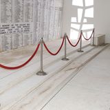 Ponton der Erinnerung  Mit dem Boot geht es zum Wallfahrtsort, der über einem Wrack liegt: der USS Arizona. Eine aus 10.000 Metern Höhe abgeworfene Bombe traf genau die Munitionskammer des Schlachtschiffes. Der graue Stahlkoloss sank innerhalb weniger Minuten. Heute noch mäandert ein Ölfilm auf der Wasseroberfläche, durch die einige verrostete Aufbauten ragen. Die Besucher der darüber errichteten Gedenkstätte starren schweigend auf die Wand mit den Namen: 1177 Soldaten kamen beim Untergang ums Leben. Keiner sagt etwas, nur die Fotohandys klicken.