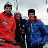 Von Ushuaia in Argentinien, die südlichste Stadt der Welt am Beagle-Kanal, segelten Extrembergsteiger Robert Jasper (links), Bergführer Jörn Heller (Mitte) und Bergfotograf Ralf Gantzhorn (rechts) auf einer kleinen Yacht zu ihrem rund 300 Seemeilen entfernten Ziel an der Südspitze Südamerikas