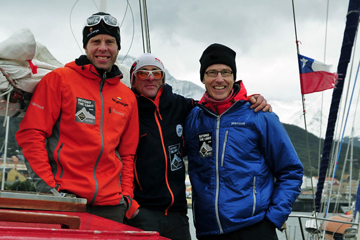 Bergsteigen in Feuerland: Von Ushuaia in Argentinien, die südlichste Stadt der Welt am Beagle-Kanal, segelten Extrembergsteiger Robert Jasper (links), Bergführer Jörn Heller (Mitte) und Bergfotograf Ralf Gantzhorn (rechts) auf einer kleinen Yacht zu ihrem rund 300 Seemeilen entfernten Ziel an der Südspitze Südamerikas Von Ushuaia in Argentinien, die südlichste Stadt der Welt am Beagle-Kanal, segelten Extrembergsteiger Robert Jasper (links), Bergführer Jörn Heller (Mitte) und Bergfotograf Ralf Gantzhorn (rechts) auf einer kleinen Yacht zu ihrem rund 300 Seemeilen entfernten Ziel an der Südspitze Südamerikas