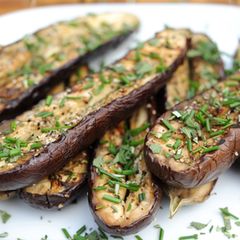 Die Auberginen sind durch und mit reichlich frischen Kräutern bestreut. Superlecker und nicht fettig!