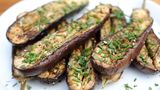 Die Auberginen sind durch und mit reichlich frischen Kräutern bestreut. Superlecker und nicht fettig!