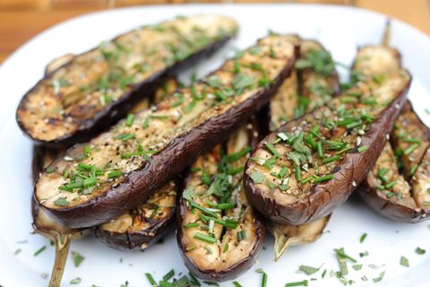 Die Auberginen sind durch und mit reichlich frischen Kräutern bestreut. Superlecker und nicht fettig!