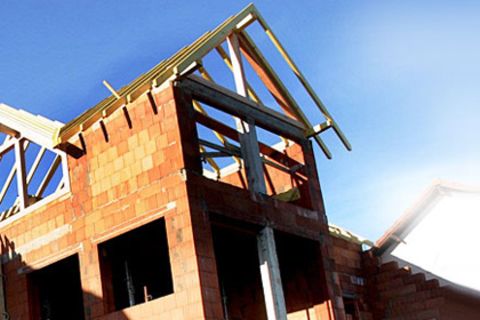 Vor dem Hausbau muss die Finanzierung stehen. Hypothekenmakler locken mit zinsgünstigen Krediten. "Finanztest" hat genauer hingesehen.