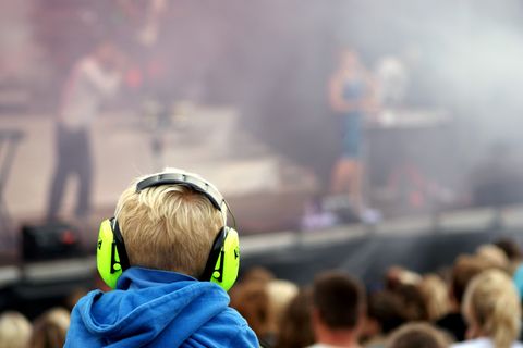 Kinder brauchen bei Festivals und Konzerten zwingend einen Gehörschutz. Aber damit ist es nicht getan.