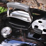 Günstigere Varianten als diesen Weber-Grill gibt es auch ohne Thermometer. Für Gelegenheitsgriller reicht das vollkommen. Wer raffinierter indirekt grillt und über Stunden garen will, kommt an einem Temperaturmesser kaum vorbei. Ohne ihn muss der Deckel angehoben werden, um das Grillgut zu kontrollieren. Jedes Anheben verlängert die Garzeit um etwa zehn Minuten, da die Hitze entweicht und sich erst neu aufbauen muss. Garzeitentabellen helfen, den richtigen Zeitpunkt abzuschätzen. Die silberne Scheibe regelt die Abluft. Normalerweise steht sie die gesamte Zeit offen. Soll das Grillgut gegen Ende noch einmal eine möglichst große Hitze bekommen, wird die Scheibe gedreht und der Deckel verschlossen. Praktisch um zum Beispiel die Haut vom Hähnchen kross zu bekommen.