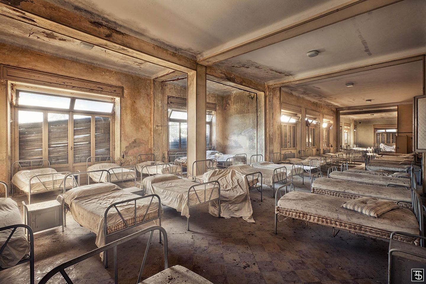 Die Bewohner dieses Gebäudes hatten vermutlich keine guten Zeiten erlebt. Es handelt sich um ein Waisenhaus, die Kinder mussten alle in einem großen Schlafraum nächtigen.