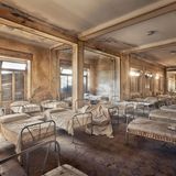 Die Bewohner dieses Gebäudes hatten vermutlich keine guten Zeiten erlebt. Es handelt sich um ein Waisenhaus, die Kinder mussten alle in einem großen Schlafraum nächtigen.