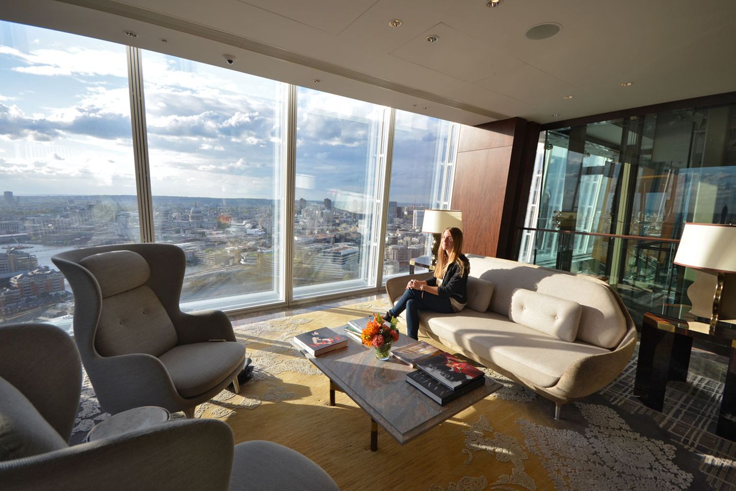 Platz nehmen und London unter sich lassen. 200 Meter über der Stadt fällt die Hektik sofort von einem ab. Im Moment befindet sich das Londoner Shangri-La in der Phase des Soft-Opening. An Gong-Bar und Sky Pool im 52. Stockwerk wird noch bis zum Sommer gewerkelt.