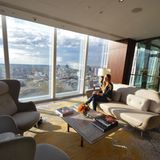 Platz nehmen und London unter sich lassen. 200 Meter über der Stadt fällt die Hektik sofort von einem ab. Im Moment befindet sich das Londoner Shangri-La in der Phase des Soft-Opening. An Gong-Bar und Sky Pool im 52. Stockwerk wird noch bis zum Sommer gewerkelt.