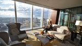 Platz nehmen und London unter sich lassen. 200 Meter über der Stadt fällt die Hektik sofort von einem ab. Im Moment befindet sich das Londoner Shangri-La in der Phase des Soft-Opening. An Gong-Bar und Sky Pool im 52. Stockwerk wird noch bis zum Sommer gewerkelt.