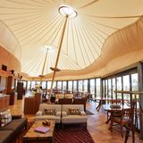 Longitude131: Yulara, Northern Territory  Tafeln in Sichtweite des Unesco-Weltnaturerbes auf dem 131. Längengrad: Mitten in der Wildnis des Uluru-Kata Tjuta National Park stehen 15 klimatisierte Luxuszelte für verwöhnte Reisende. Gesellschaftlicher und auch kulinarischer Mittelpunkt des Wüstenresorts ist das Dune House, wo die Mahlzeiten eingenommen werden.   Info: http://www.luxurylodgesofaustralia.com.au/lodges/longitude131