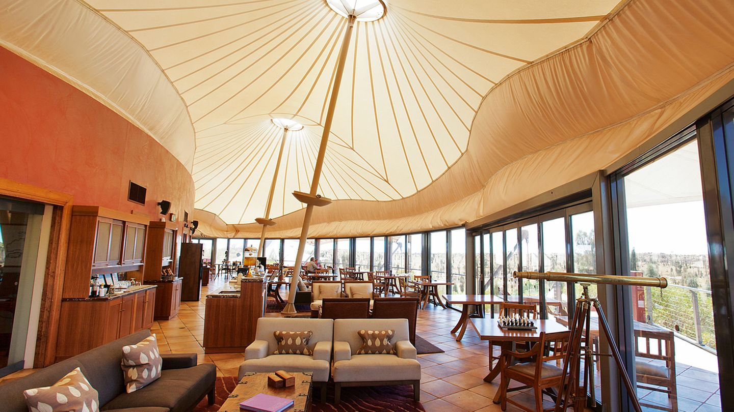 Die besten Restaurants: Longitude131: Yulara, Northern Territory Tafeln in Sichtweite des Unesco-Weltnaturerbes auf dem 131. Längengrad: Mitten in der Wildnis des Uluru-Kata Tjuta National Park stehen 15 klimatisierte Luxuszelte für verwöhnte Reisende. Gesellschaftlicher und auch kulinarischer Mittelpunkt des Wüstenresorts ist das Dune House, wo die Mahlzeiten eingenommen werden. Info: http://www.luxurylodgesofaustralia.com.au/lodges/longitude131 Longitude131: Yulara, Northern Territory Tafeln in Sichtweite des Unesco-Weltnaturerbes auf dem 131. Längengrad: Mitten in der Wildnis des Uluru-Kata Tjuta National Park stehen 15 klimatisierte Luxuszelte für verwöhnte Reisende. Gesellschaftlicher und auch kulinarischer Mittelpunkt des Wüstenresorts ist das Dune House, wo die Mahlzeiten eingenommen werden. Info: http://www.luxurylodgesofaustralia.com.au/lodges/longitude131