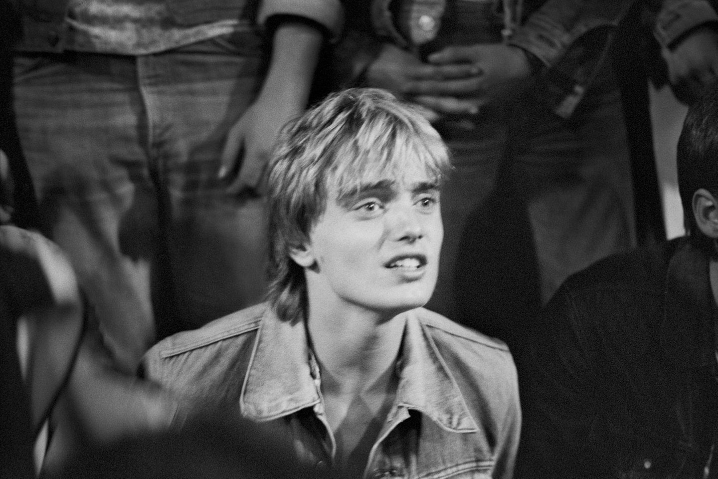 Dieses Foto aus dem Jahr 1980 heißt "Stadion der Jugend" und stammt aus der Serie "Fans". Neben Fotos von Konzerten der Gruppen Karat, City und Gitarreros entstanden auch Aufnahmen in Fußballstadien. Mahler beschäftigte sich mit den Anhängern der beiden verfeindeten Berliner Vereine. Dem Stasi-Club BFC Dynamo, der seine Spiel im Stadion der Weltjugend austrug. Und den Außenseitern vom 1.FC Union Berlin.