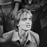 Dieses Foto aus dem Jahr 1980 heißt "Stadion der Jugend" und stammt aus der Serie "Fans". Neben Fotos von Konzerten der Gruppen Karat, City und Gitarreros entstanden auch Aufnahmen in Fußballstadien. Mahler beschäftigte sich mit den Anhängern der beiden verfeindeten Berliner Vereine. Dem Stasi-Club BFC Dynamo, der seine Spiel im Stadion der Weltjugend austrug. Und den Außenseitern vom 1.FC Union Berlin.